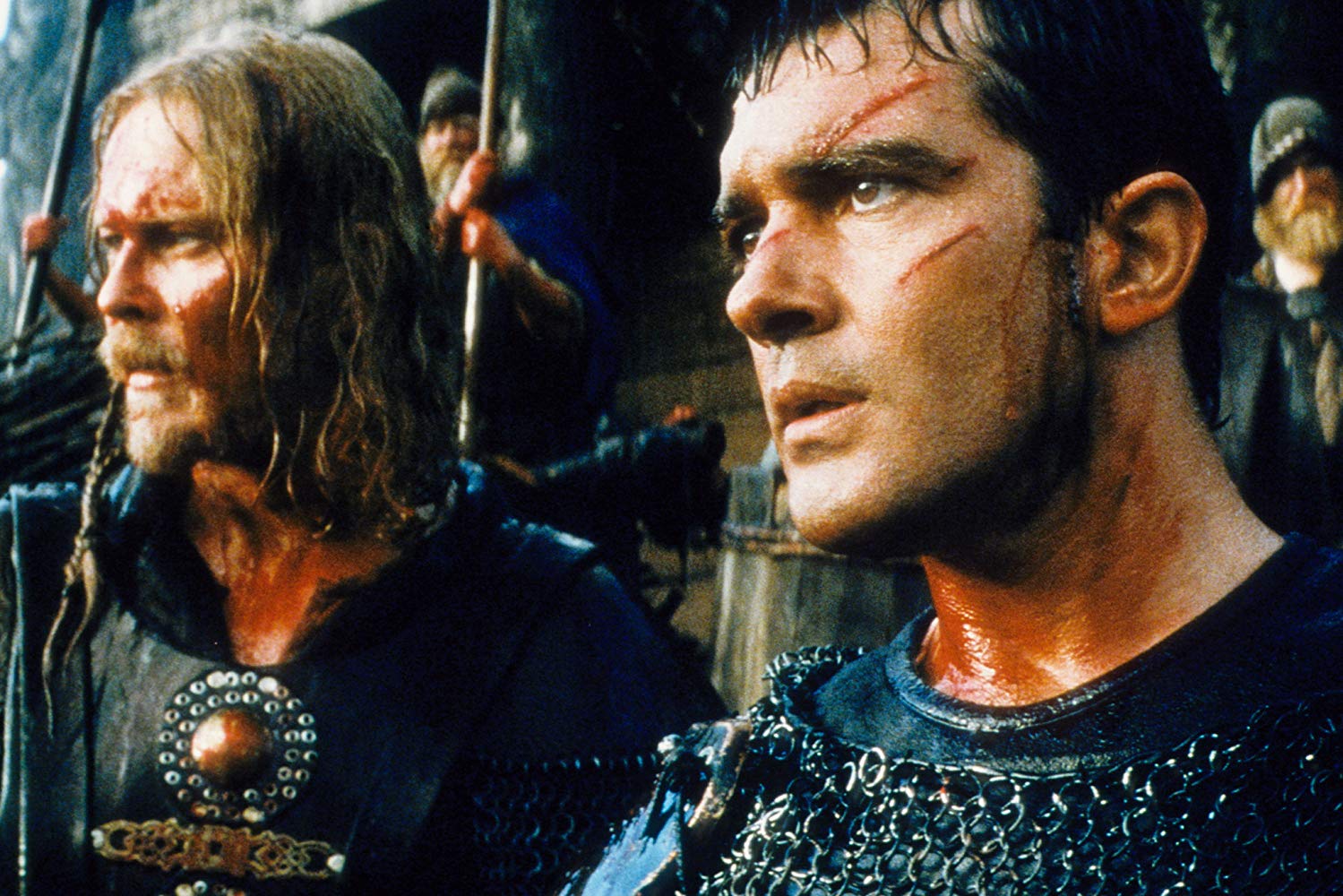 Antonio Banderas as Islamic poet Ahmed Ibn Fahdlan with Viking warrior Dennis Strohoi in The 13th Warrior (1999)