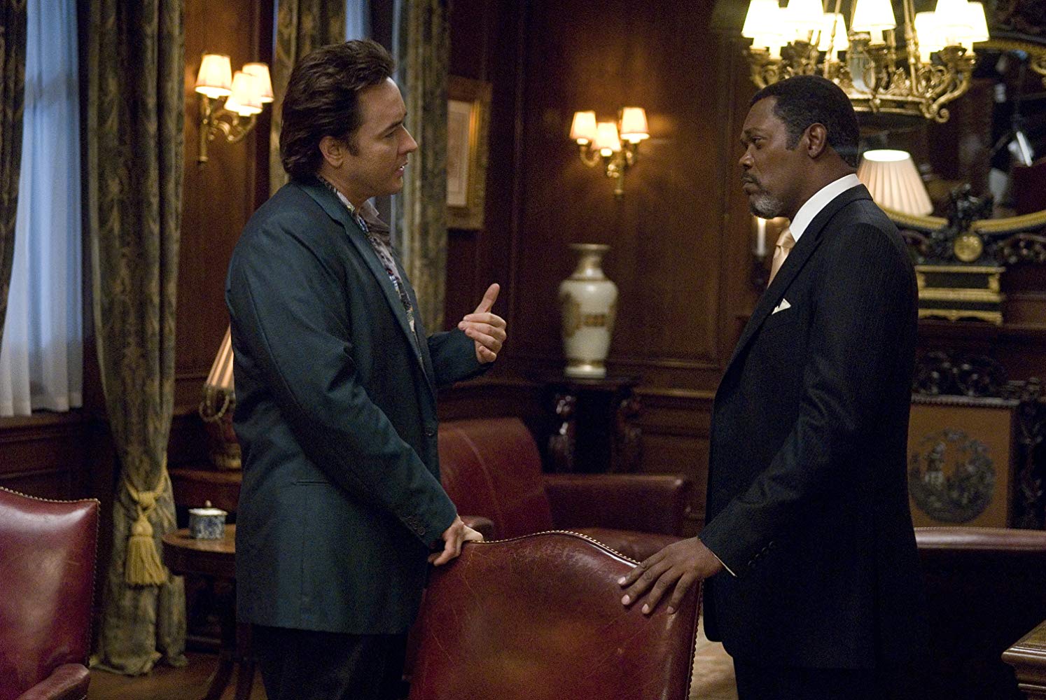 (l to r) Ghost hunter John Cusack and hotel manager Samuel L. Jackson in 1408 (2007)