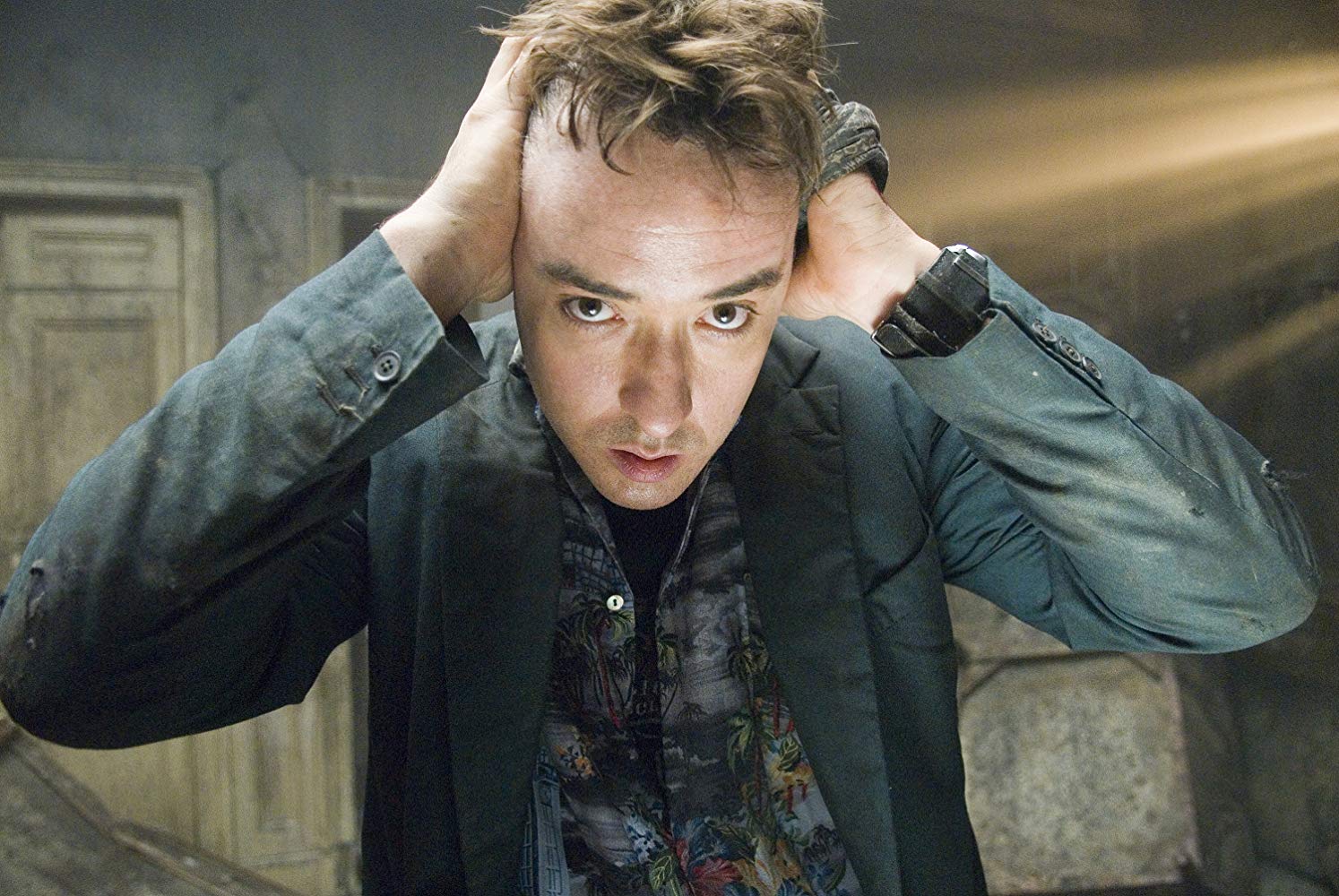 John Cusack driven to the brink of sanity in 1408 (2007)