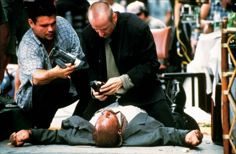 Media-obsessed killers (l to r) Oleg Taktarov and Karel Roden film a murder in 15 Minutes (2001)