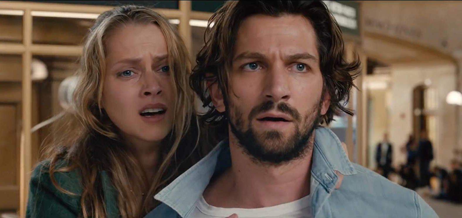 Teresa Palmer and Michiel Huisman finding themselves drawn into repeating past events in 2:22 (2017)