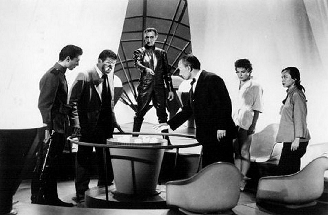 The Alien (Arnold Moss) (centre rear) introduces the capsules to the abductees (l to r) Azemat Janti, Gene Barry, George Voskovec, Valerie French and Marie Tsien in The 27th Day (1957)