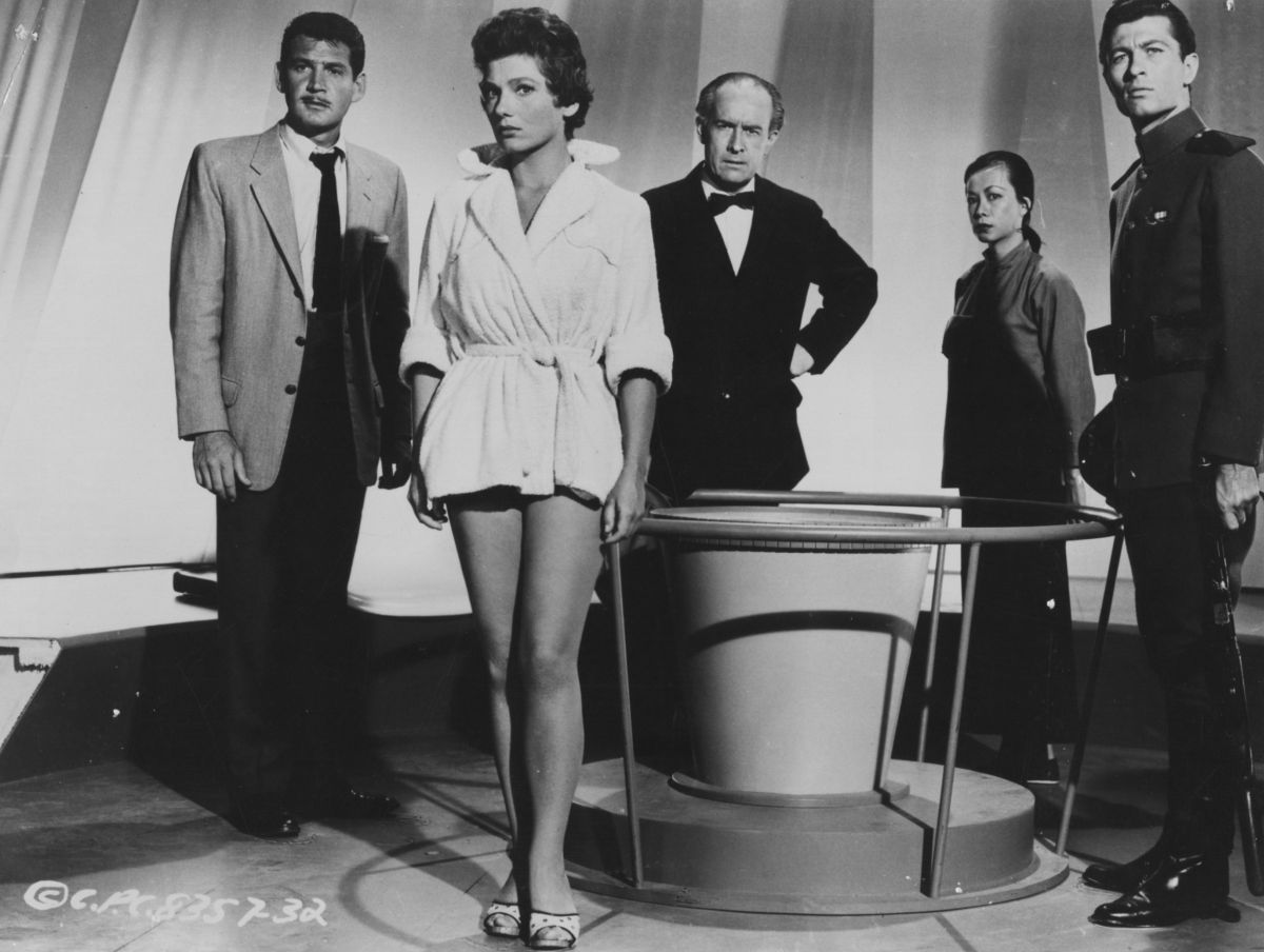 The abductess - (l to r) American representative Jonathan Clark (Gene Barry), the UK's Eve Wingate (Valerie French), German physicist Klaus Bechner (George Voskovec), China's Su Tan (an uncredited Marie Tsien) and the USSR's Ivan Godofsky (Azemat Janti) in The 27th Day (1957)