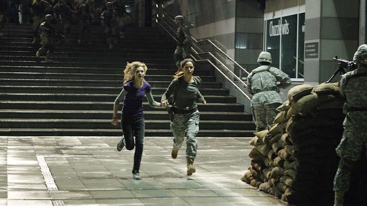 Imogen Poots, Rose Byrne flee the inflected in 28 Weeks Later (2007)