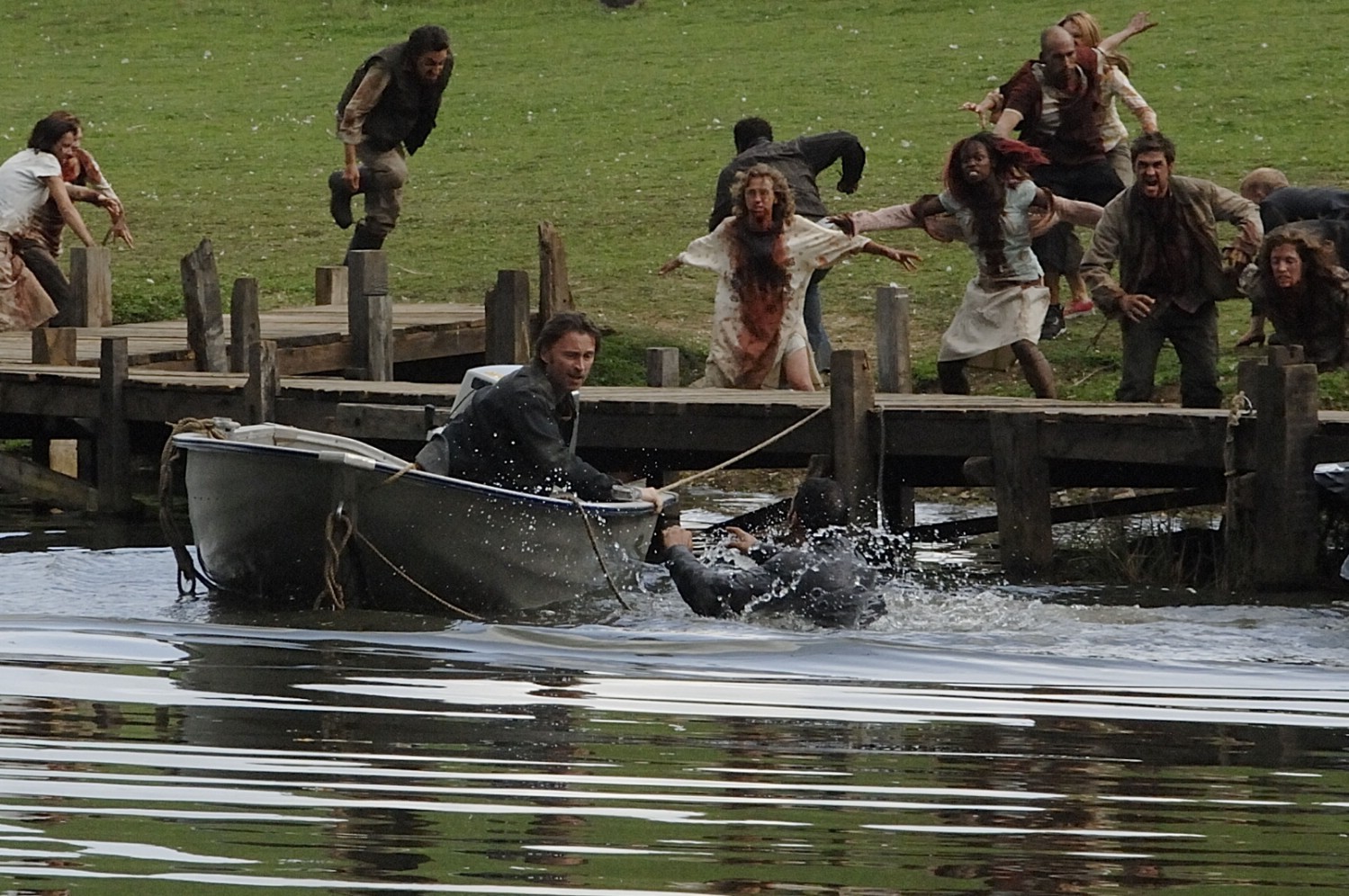 Robert Carlyle flees abandoning his wife in 28 Weeks Later (2007)