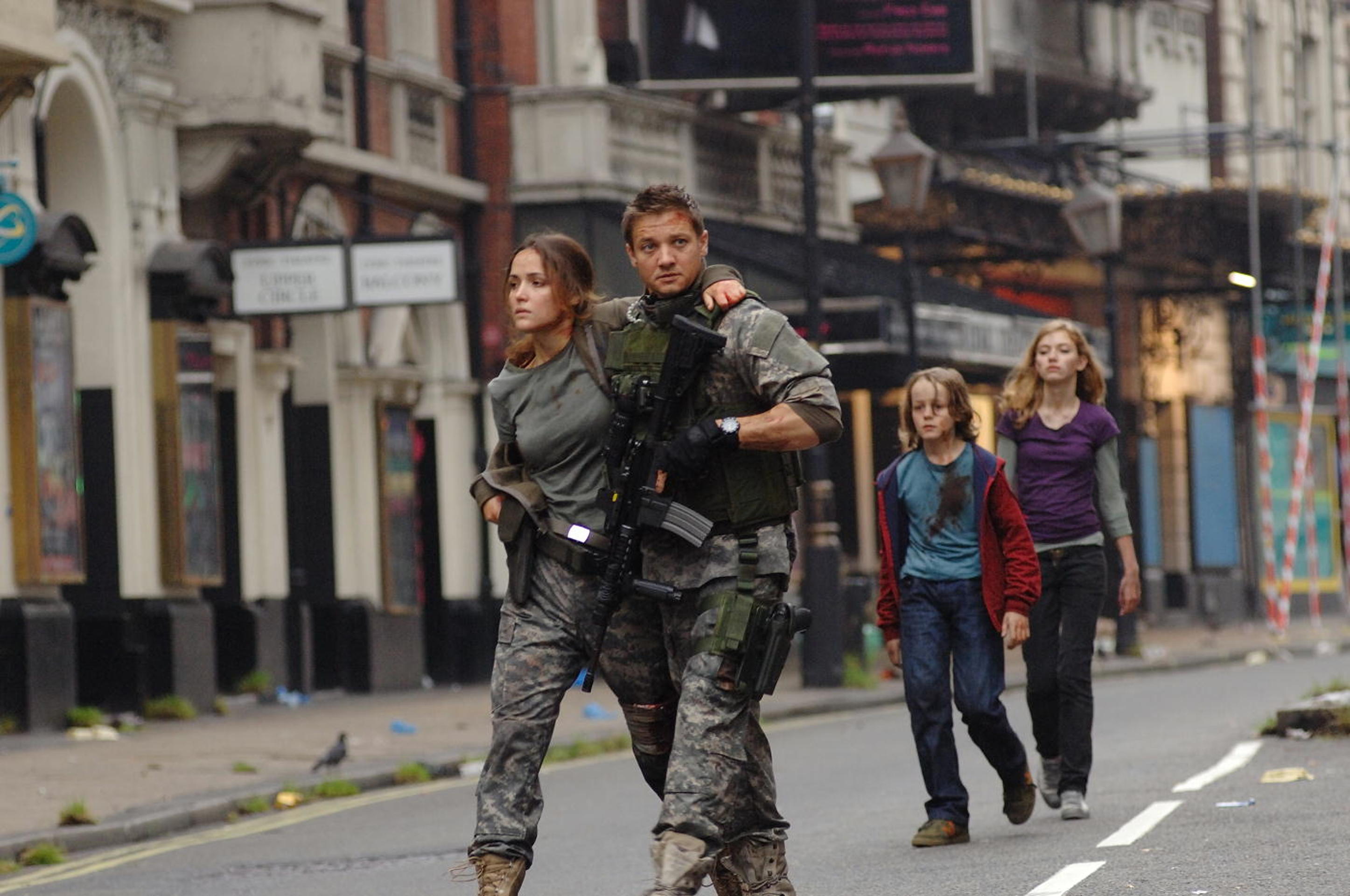 Rose Byrne, Jeremy Renner, Mackintosh Muggleton, Imogen Poots in 28 Weeks Later (2007)