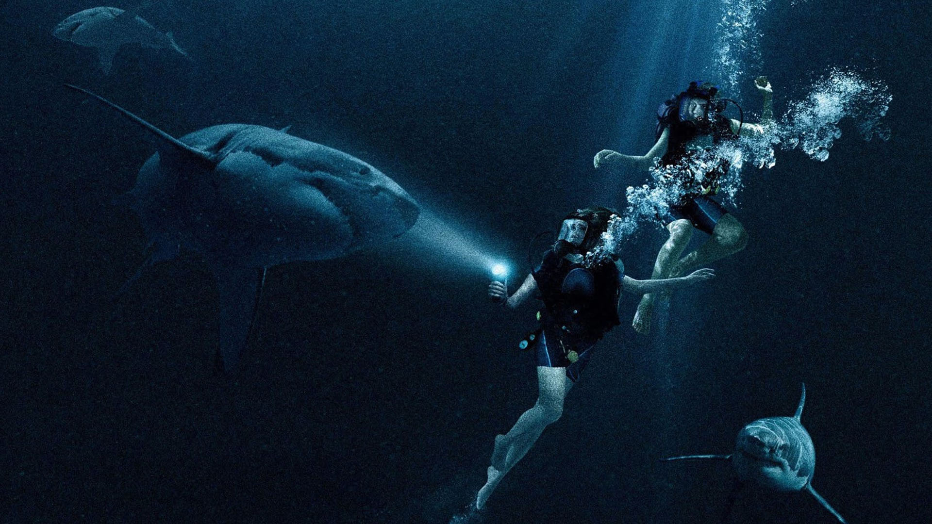 Navigating their way through sharks - (l to r) Sophie Nelisse and Corinne Foxx in 47 Meters Down Uncaged (2019)