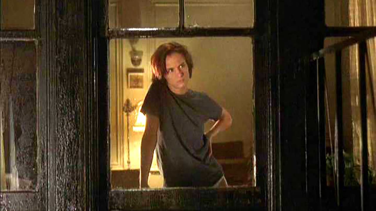 Juliette Lewis in her new apartment in The 4th Floor (1999)