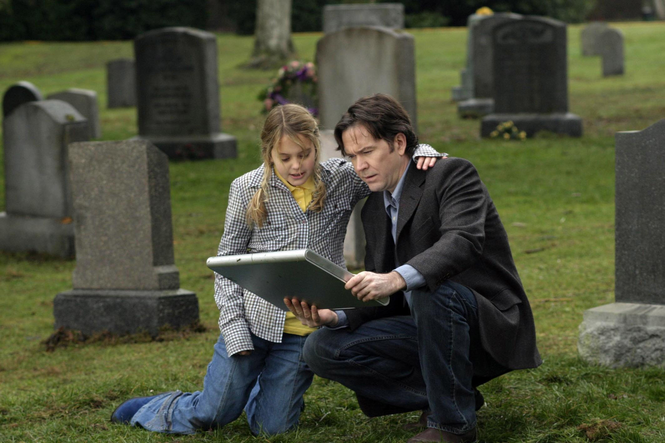 Timothy Hutton and daughter Gage Golightlydiscover a briefcase from the future in 5ive Days to Midnight (2004)