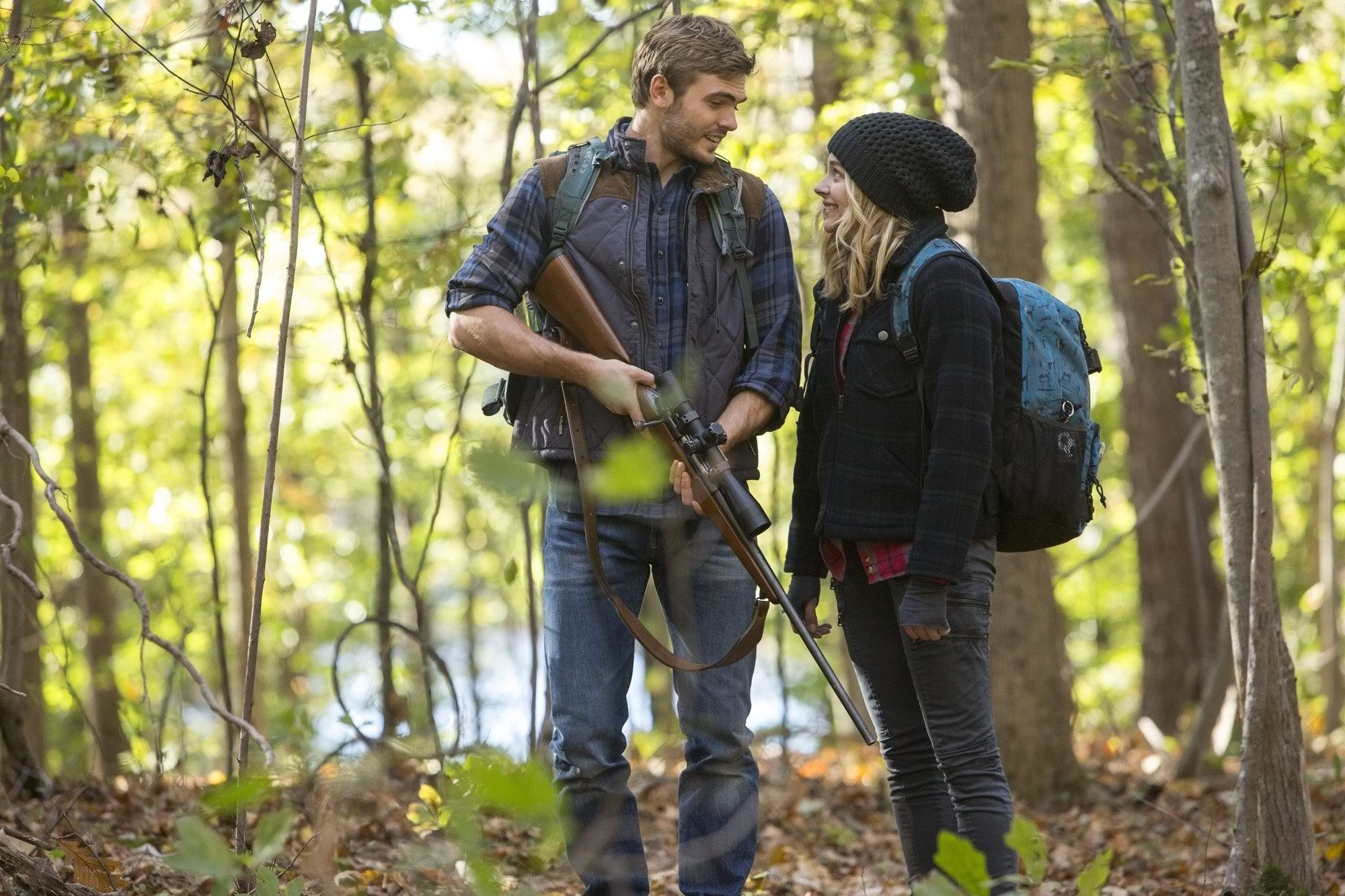 Alex Roe and Chloe Grace Moretz in The 5th Wave (2016)