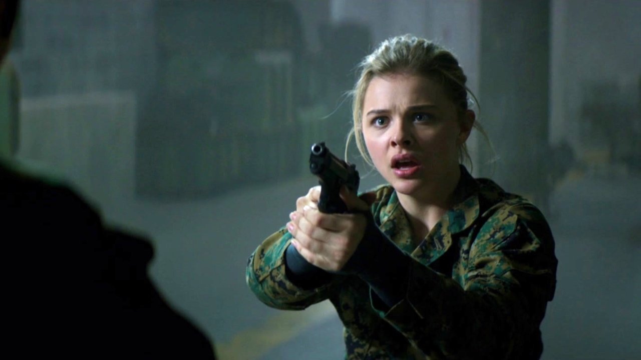 Chloe Grace Moretz as Cassie Sullivan in The 5th Wave (2016)