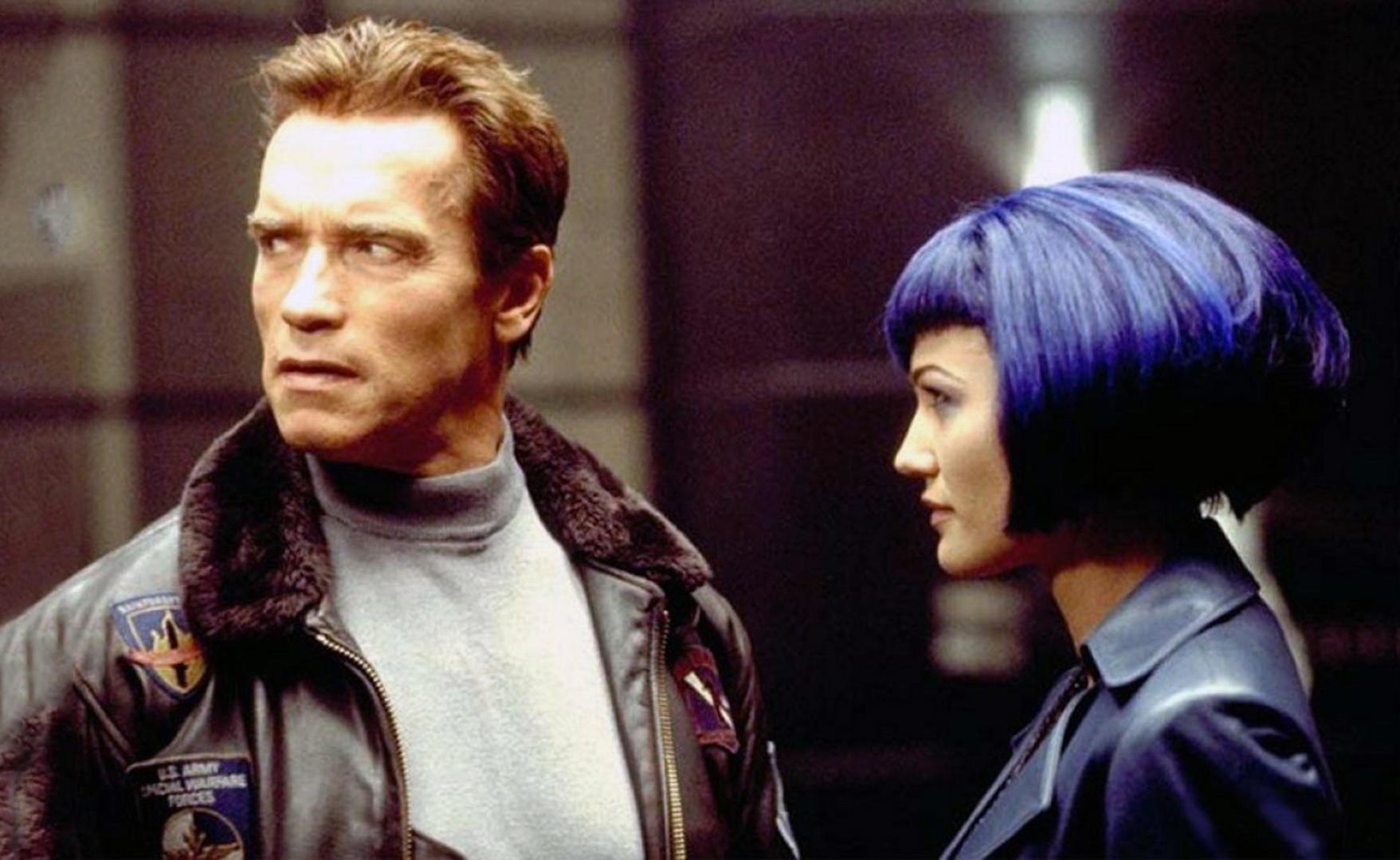 Arnold Schwarzenegger and Sarah Wynter in The 6th Day (2000)