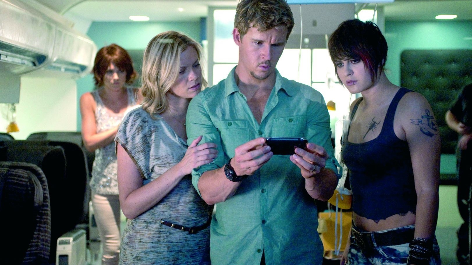 Dealing with mysterious happenings aboard a plane flight - (l to r) Nicky Whelan, Amy Smart, Ryan Kwanten and Scout Taylor-Compton in 7500 (2014)