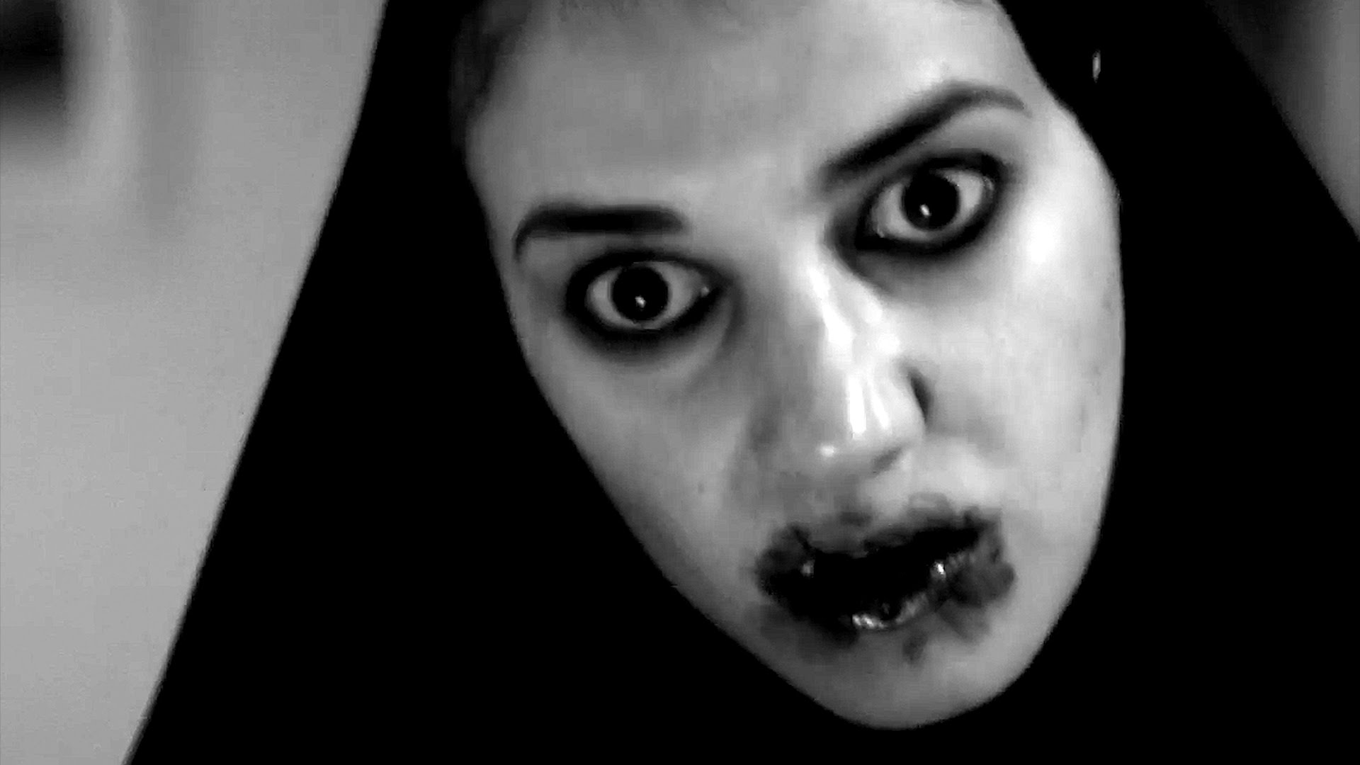 Sheila Vand as a vampire in A Girl Walks Home Alone at Night (2014) 5