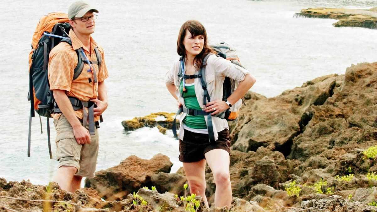 Steve Zahn and Milla Jovovich - whitehread newlyweds tramping in Hawaii in A Perfect Getaway (2009)