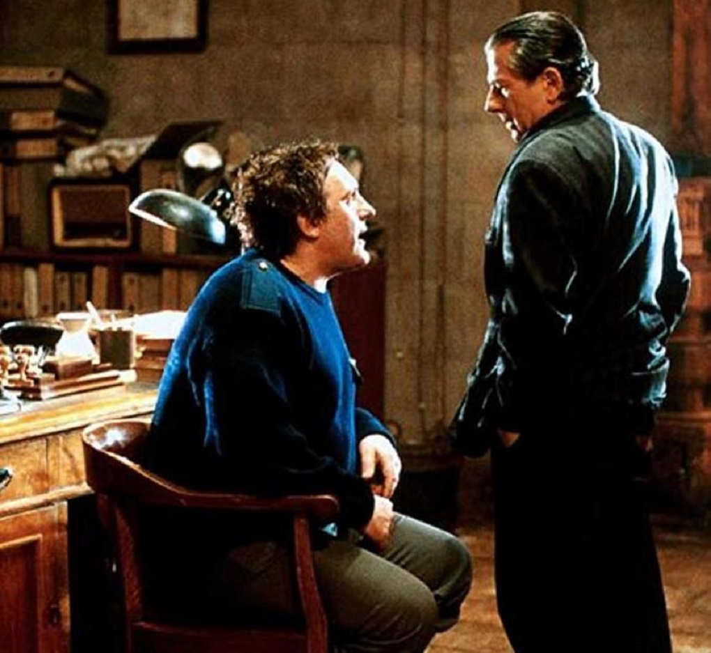 (l to r) Gerard Depardieu, suspected of murder, being interrogated by police inspector Roman Polanski in A Pure Formality (1994)