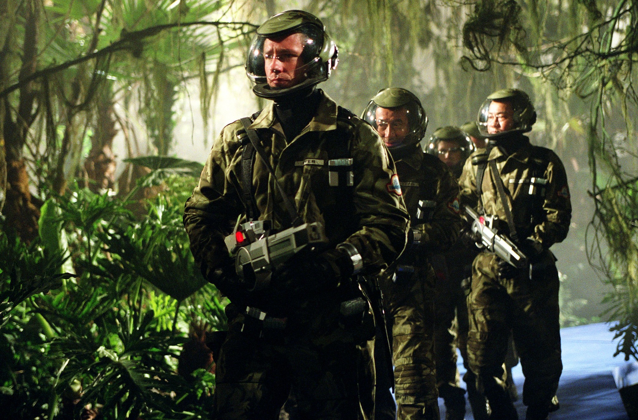 Edward Burns leads an expedition back in time to hunt dinosaurs in A Sound of Thunder (2005)