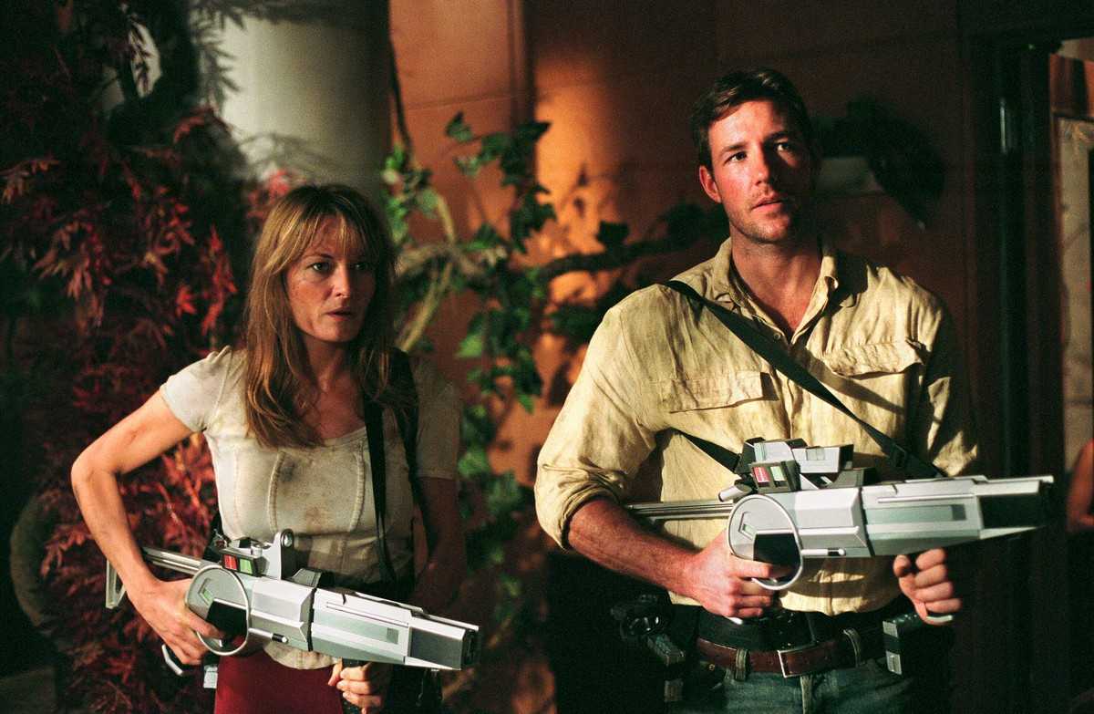 Catherine McCormack and Edward Burns hunt dinosaurs in a changed present in A Sound of Thunder (2005)