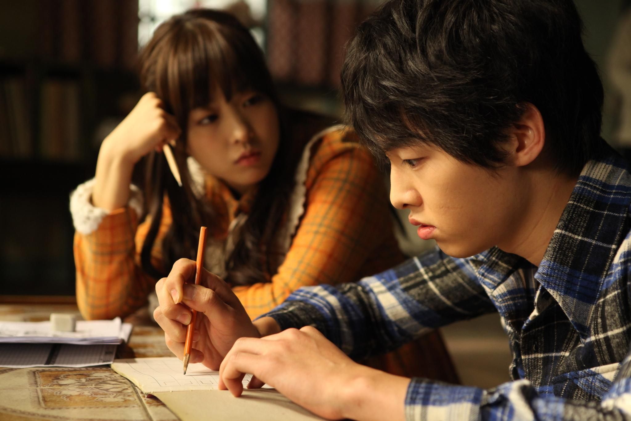 Soon-Yi (Park Bo-Young) befriends Chool-soo (Soon Joong-Ki) in A Werewolf Boy (2012)