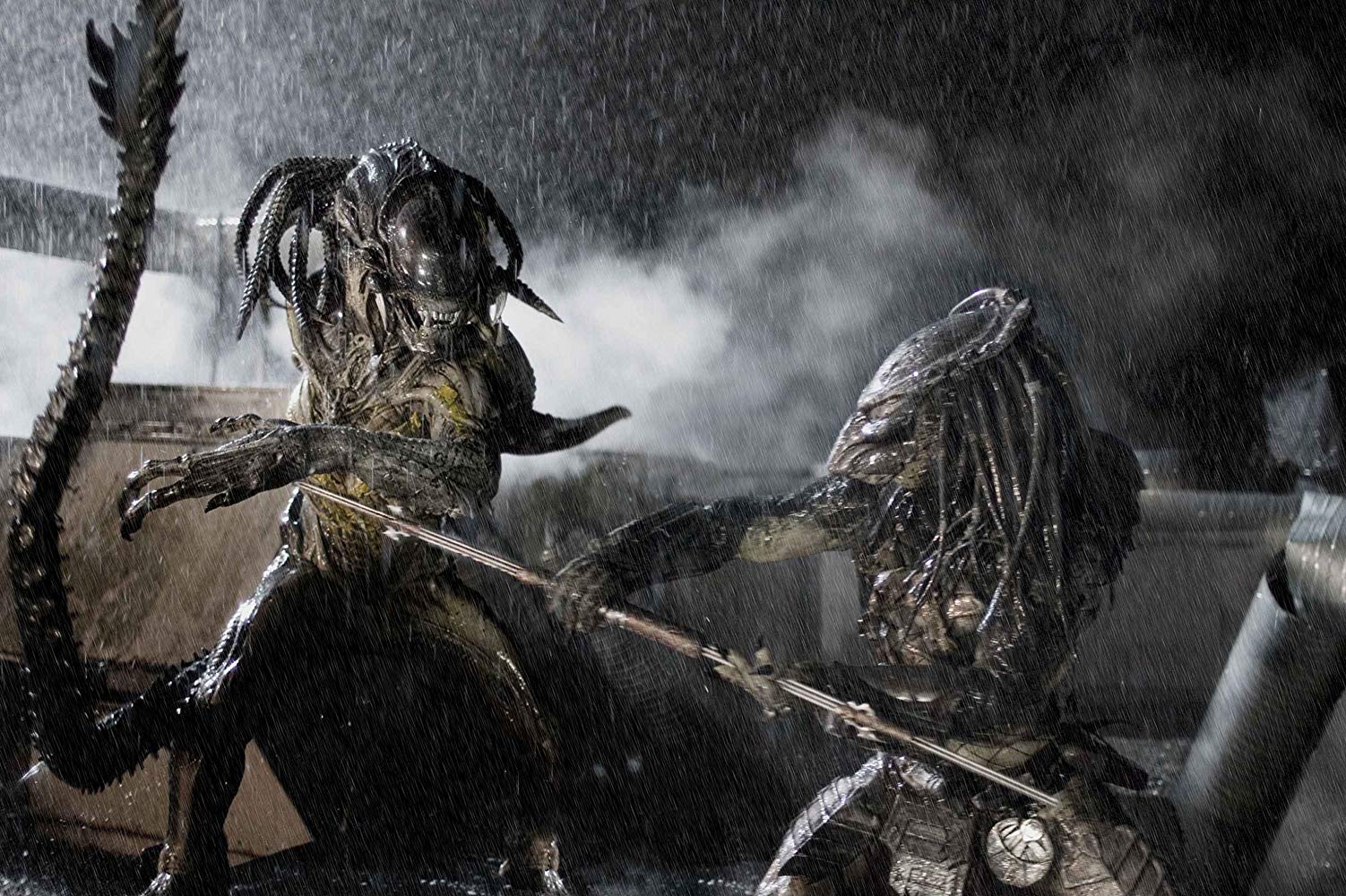 Showdown of Alien and Predator in AVPR Aliens vs Predator Requiem (2007)