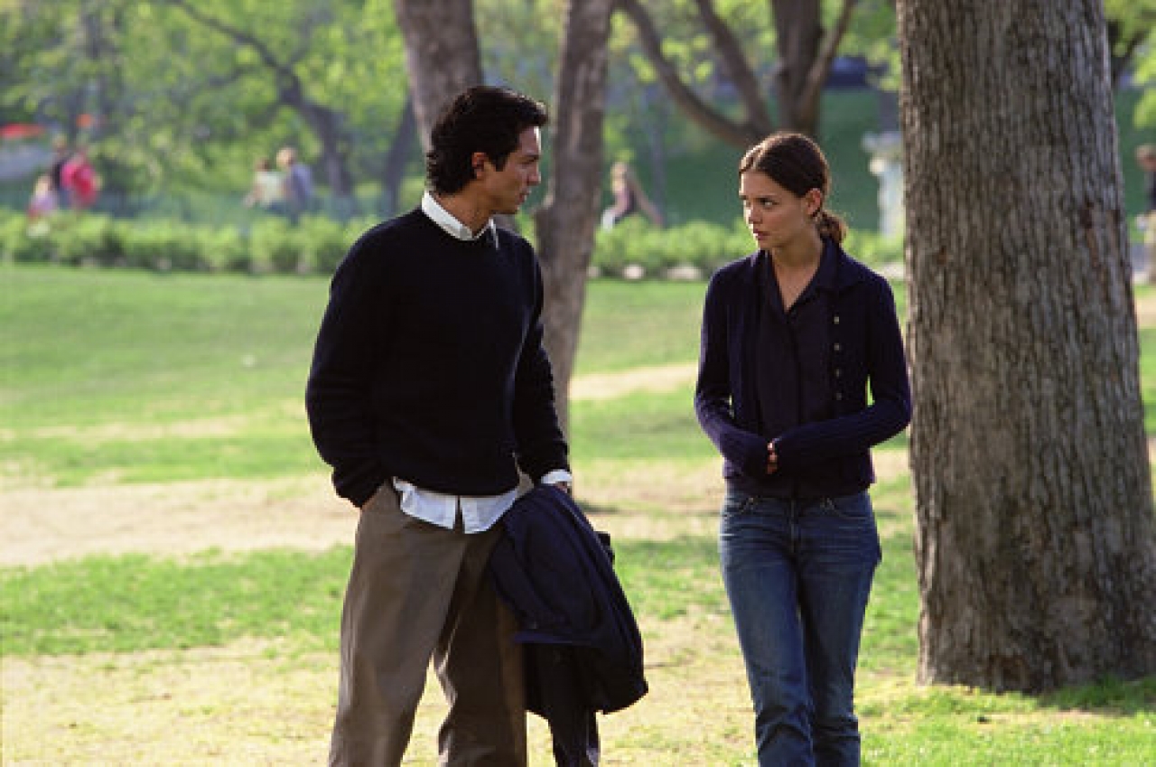 Police detective Wade Handler (Benjamin Bratt) and A-list student Katie Burke (Katie Holmes) in Abandon (2002)