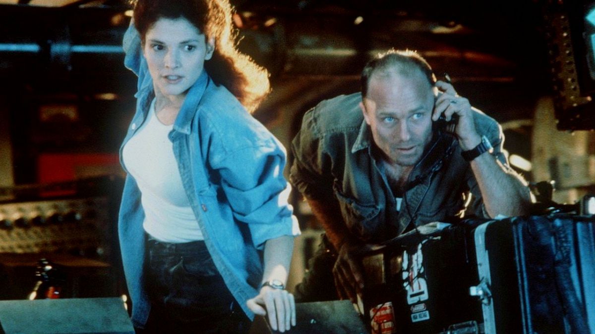 Husband and wife Mary Elizabeth Mastrantonio and Ed Harris in The Abyss (1989)