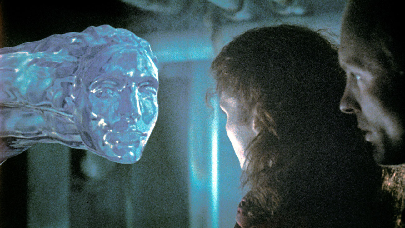 Mary Elizabeth Mastrantonio and Ed Harris encounter the alien pesudopod in The Abyss (1989)