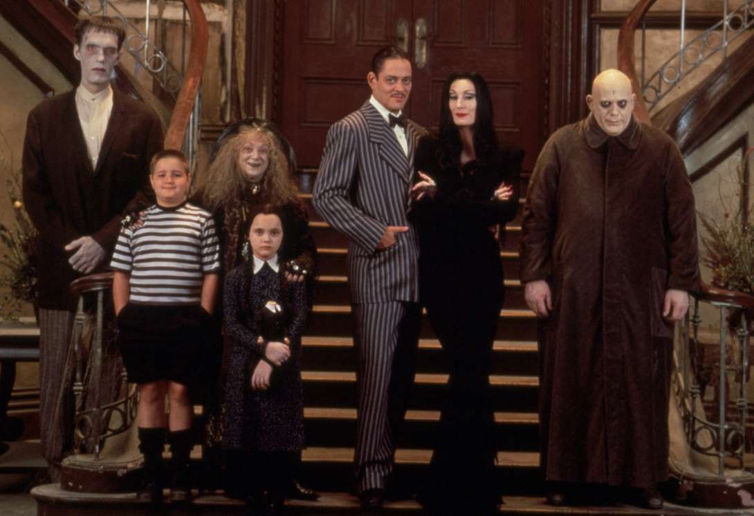 Cast line-up - (l to r) Lurch (Carel Struycken), Pugsley (Jimmy Workman), Granny (Judith Malina), Wednesday (Christina Ricci), Gomez (Raul Julia), Morticia (Anjelica Huston) and Uncle Fester (Christopher Lloyd) in The Addams Family (1991)