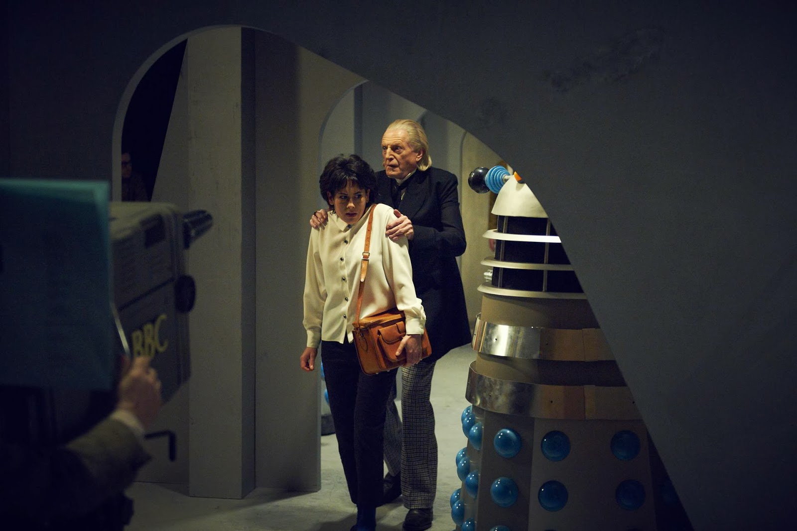 William Hartnell (David Bradley) and Carole Ann Ford (Claudia Grant) with the Daleks in An Adventure in Space and Time (2013)