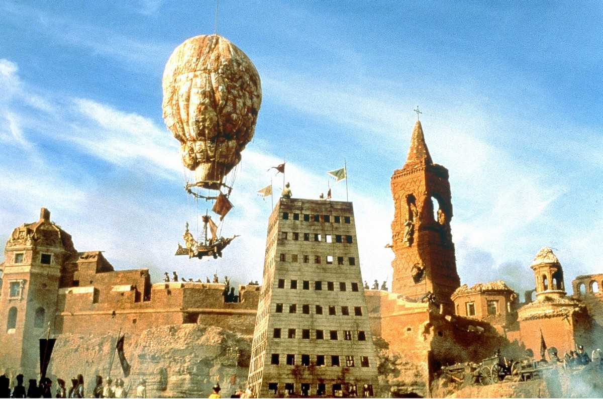 The Baron escapes the besieged city aboard a balloon made of knickers in The Adventures of Baron Munchausen (1989)