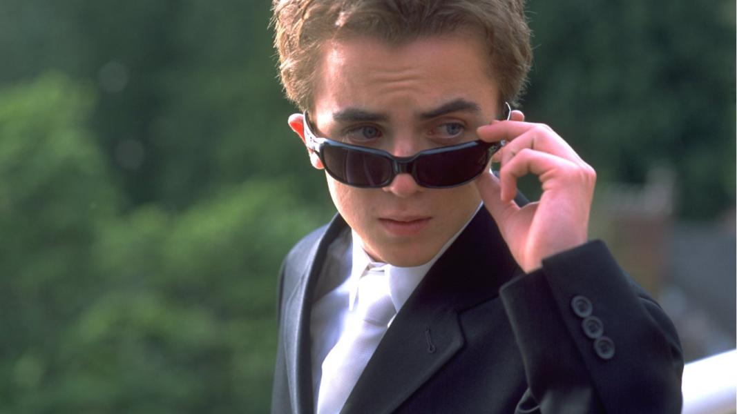 Cody Banks (Frankie Muniz) teenage spy in Agent Cody Banks (2003)