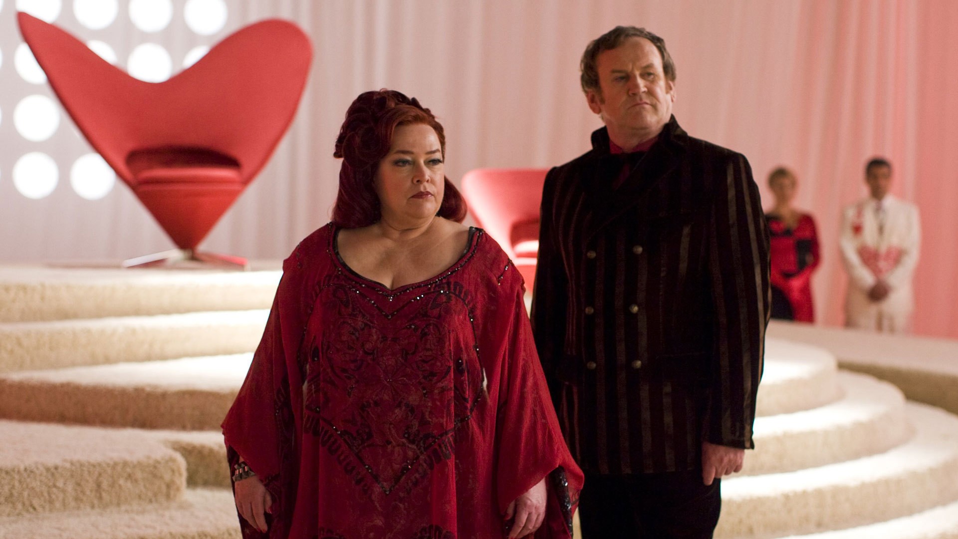 The Red Queen (Kathy Bates) and The King of Hearts (Colm Meaney) in Alice (2009)