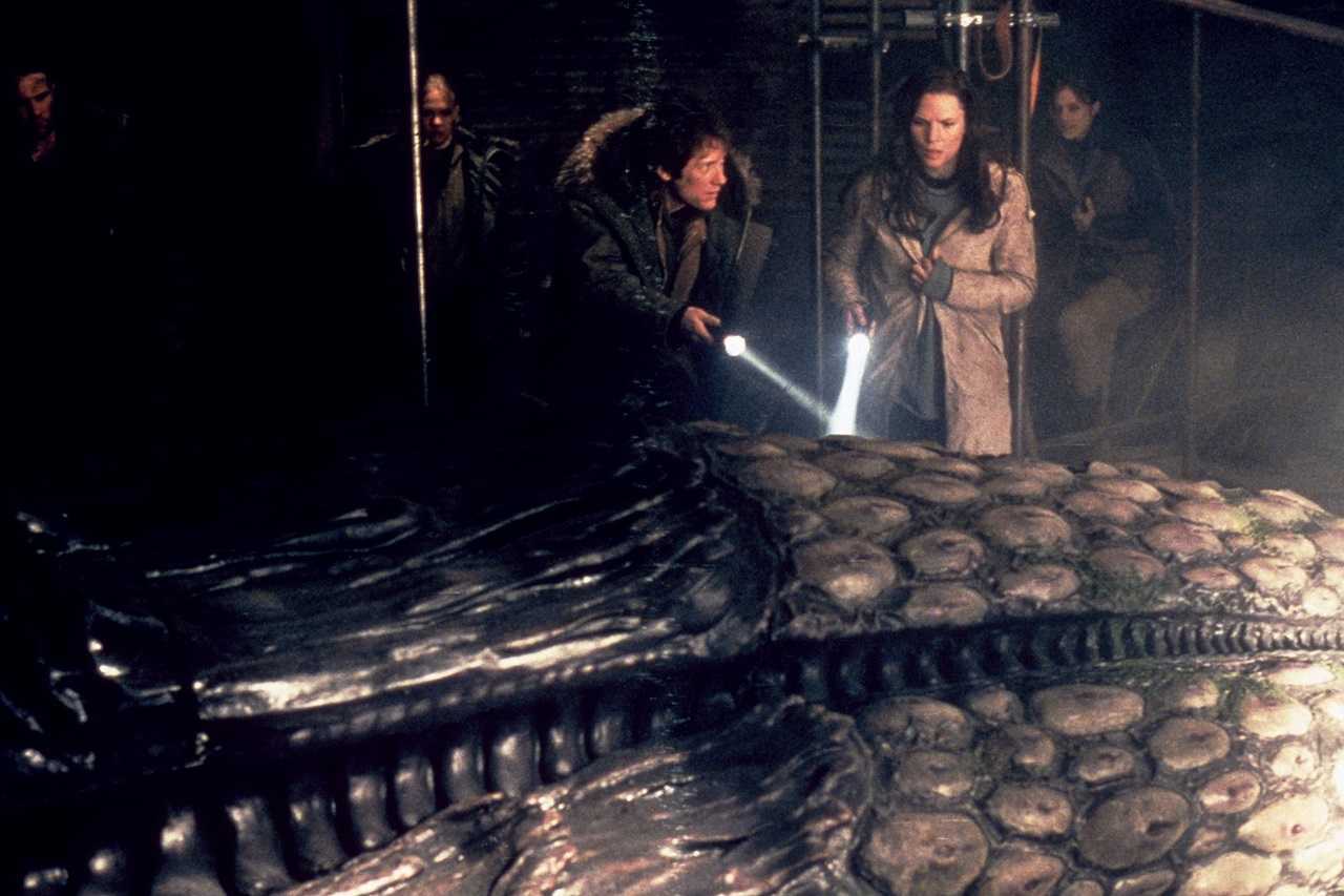 James Spader and Janine Eser examine the alien pod in Alien Hunter (2003)