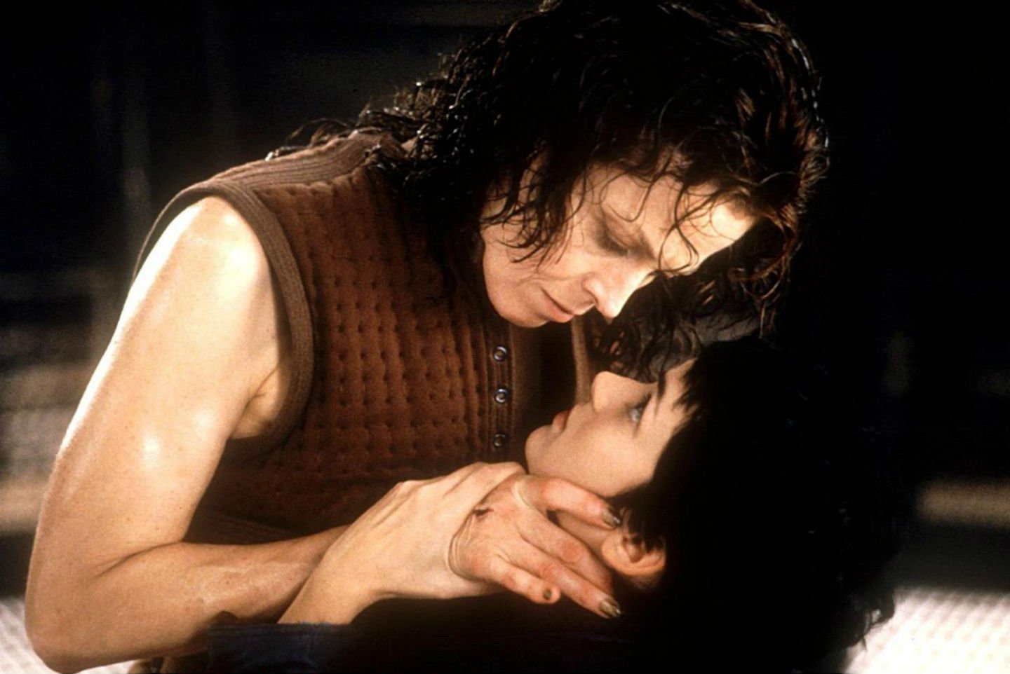 A resurrected Ripley (Sigourney Weaver) has a small disagreement with android Annalee Call (Winona Ryder) in Alien: Resurrection (1997)