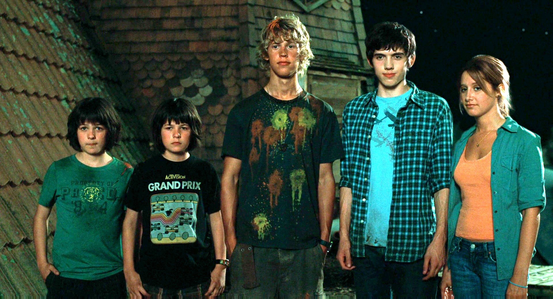 Kids dealing with aliens - (l to r) twins Henri and Regan Young, Austin Butler, Carter Jenkins and Ashley Tisdale in Aliens in the Attic (2009)