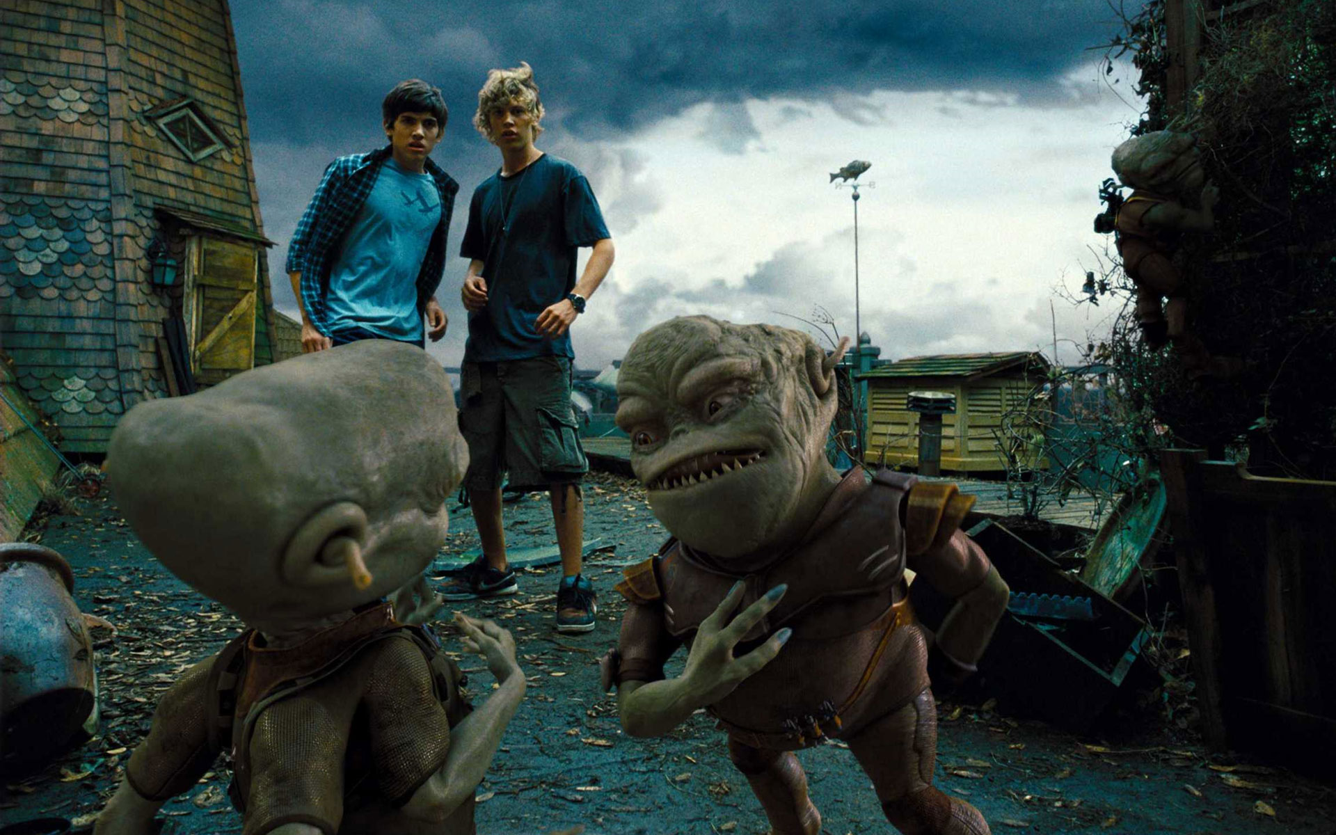 (l to r) Carter Jenkins and Austin Butler with the alien invaders in Aliens in the Attic (2009)