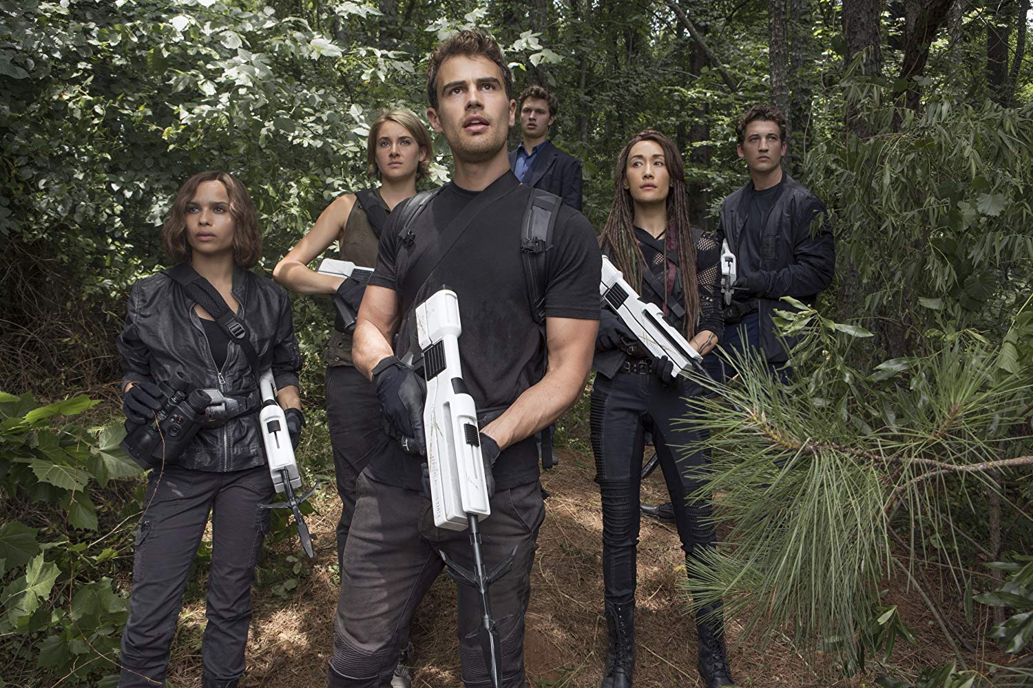 Breakout from the city - (l to r) Zoe Kravitz, Shailene Woodley, Theo James, Ansel Elgort, Maggie Q and Miles Teller in Allegiant (2016)