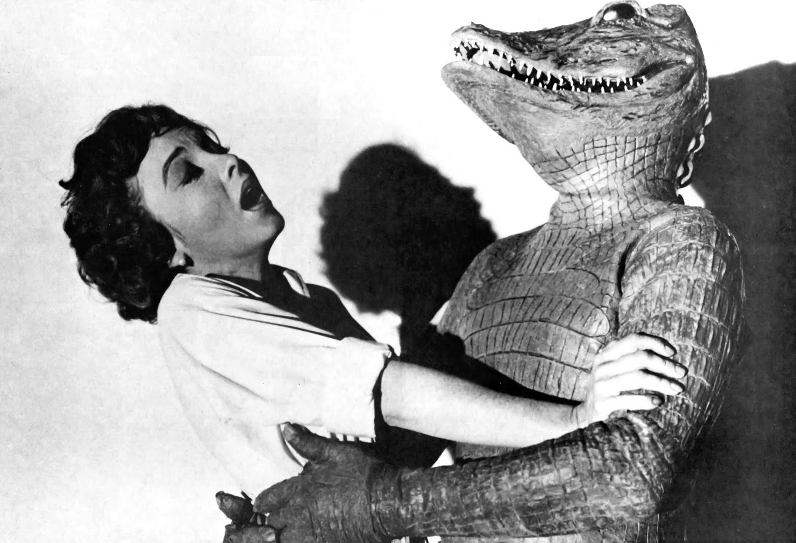 Beverly Garland is menaced by her alligator man husband Richard Crane in The Alligator People (1959)