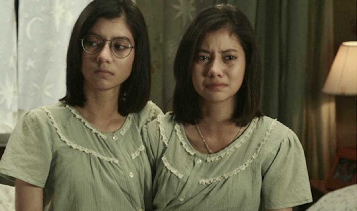 Marsha Wattanapanich as the conjoined twin sisters Ploy and Pim in Alone (2007)