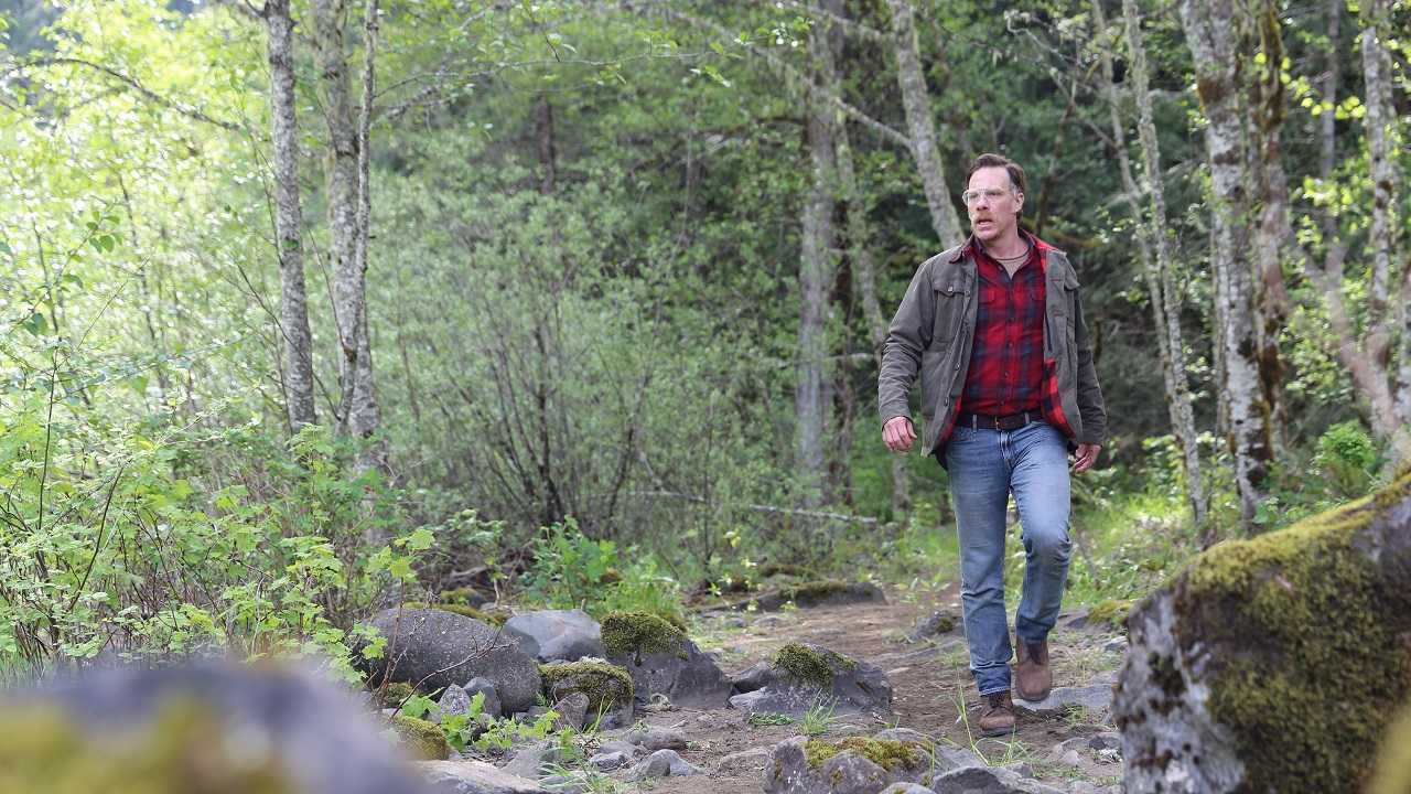 Alone (2020) – Plot & Trailer, Zombie Horror Thriller