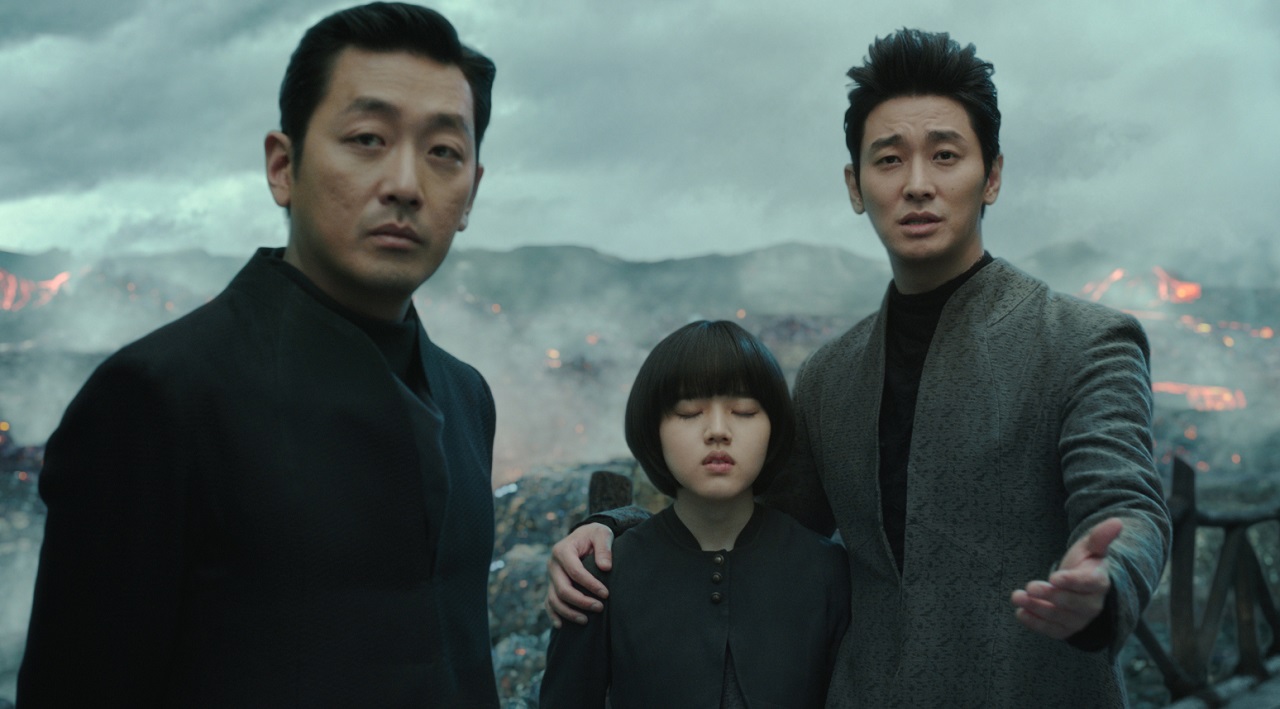 The guardians Gang-lim (Ha Jung-woo), Lee Deok-choon (Kim Hyang-gi) and Haewonmak (Ju Ji Hoon) in Along with the Gods: The Last 49 Days (2018)