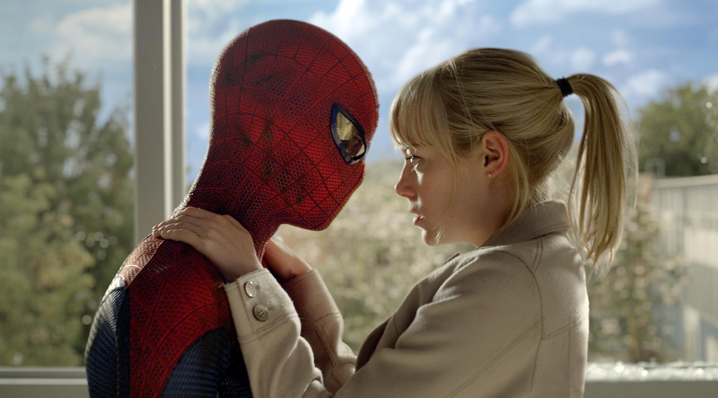 Spider-Man (Andrew Garfield) and Gwen Stacy (Emma Stone) in The Amazing Spider-Man (2012) 