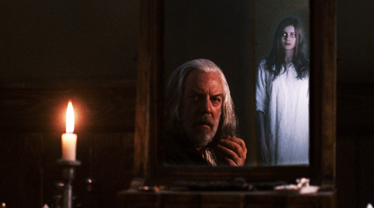 John Bell (Donald Sutherland) and daughter Betsy (Rachel Hurd-Wood) in An American Haunting (2005)