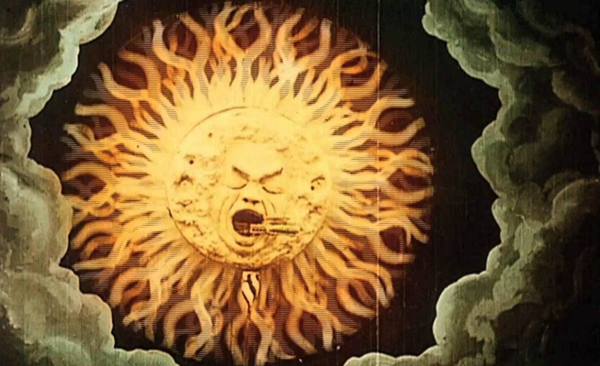The train arrives at The Sun in An Impossible Voyage (1904)