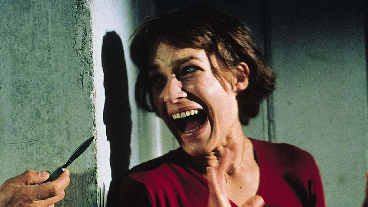 A frightened Franka Potente flees an attacker in Anatomie (2000)