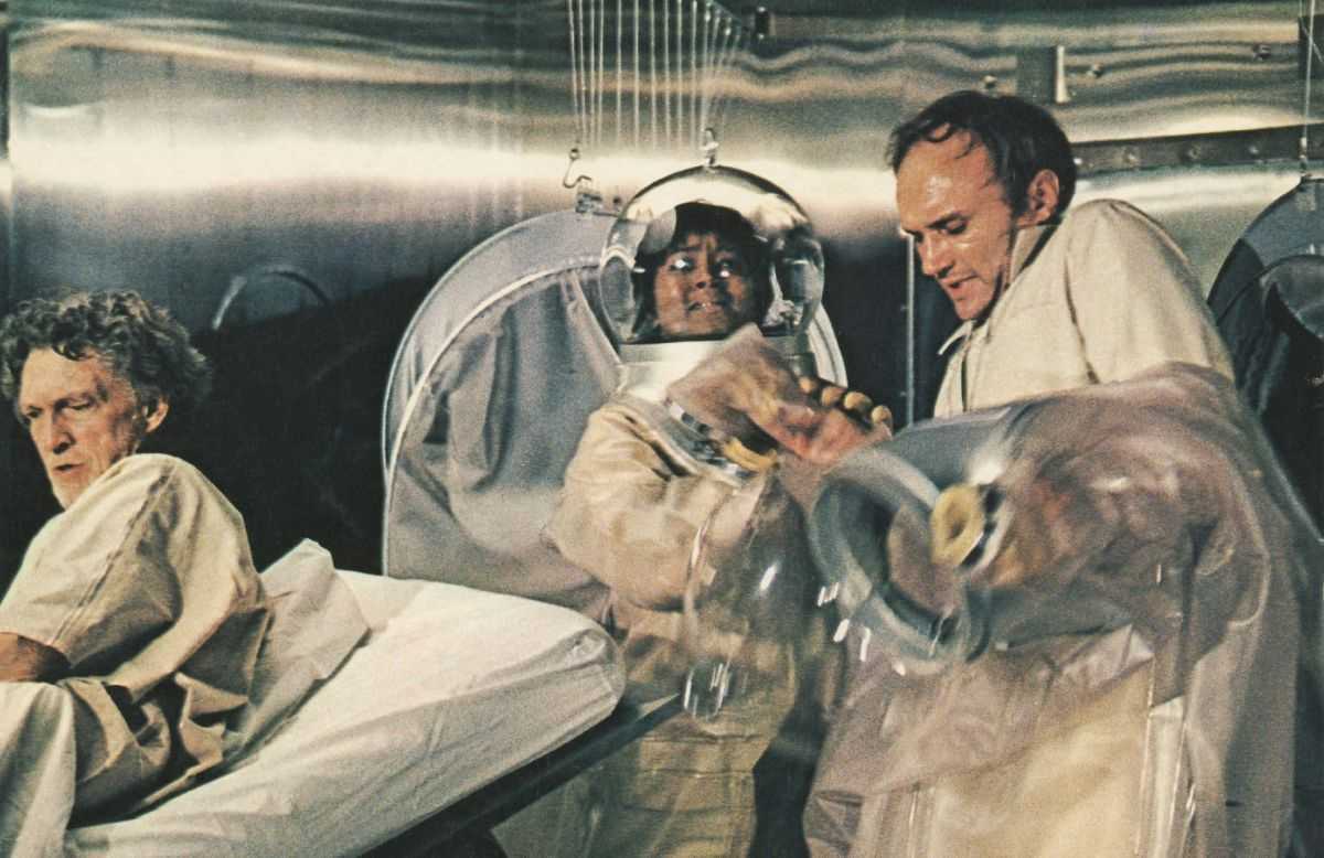 James Olsen and nurse Paula Kelly deal with the old man (George Mitchell) in The Andromeda Strain (1971)