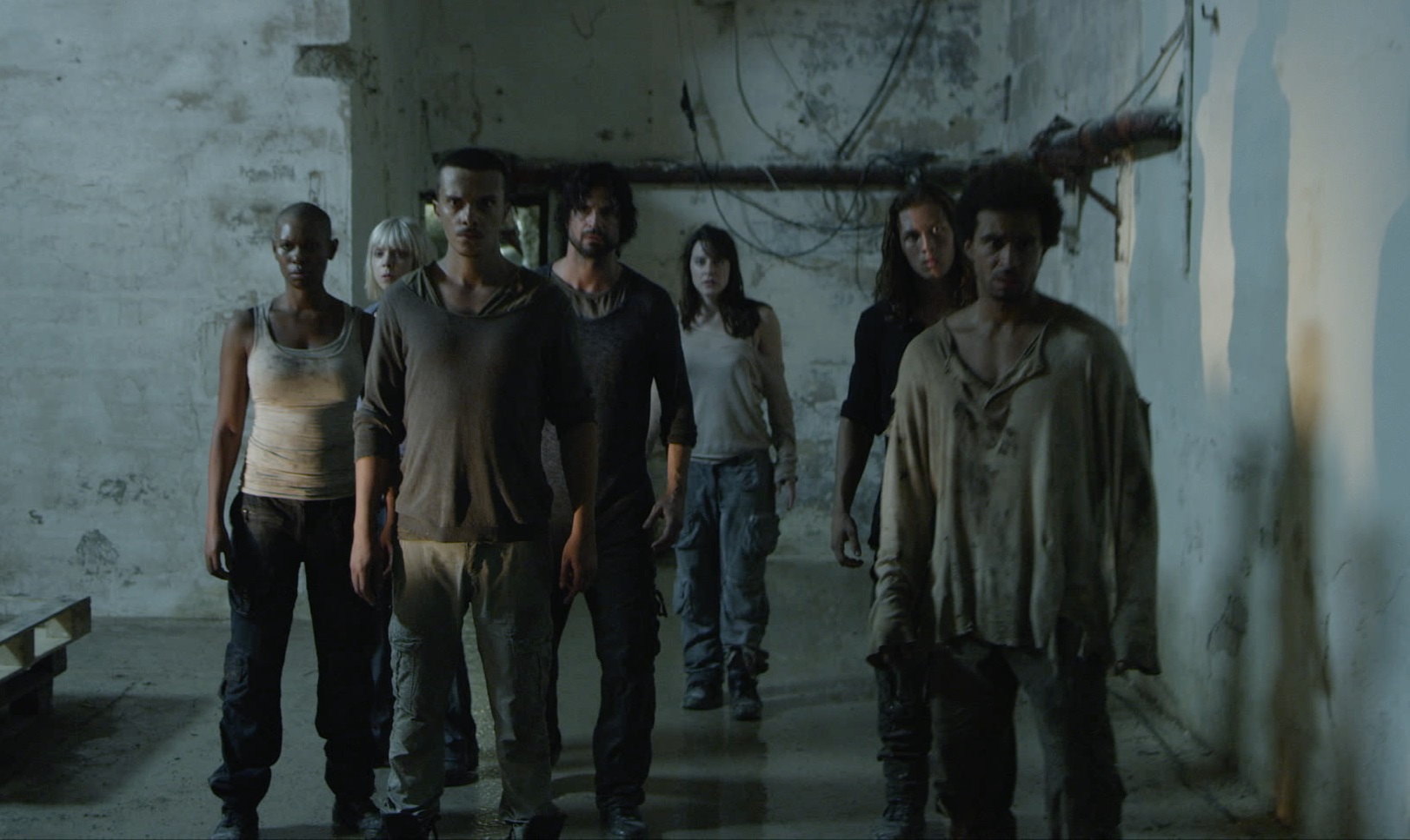 Survivors with no memory trapped in a labyrinth - (l to r) Skin, Antonia Campbell-Hughes, Mauro Conte, Jon Kortajarena, Michelle Ryan, Leo Howard and Alex Martin in Andron (2015)