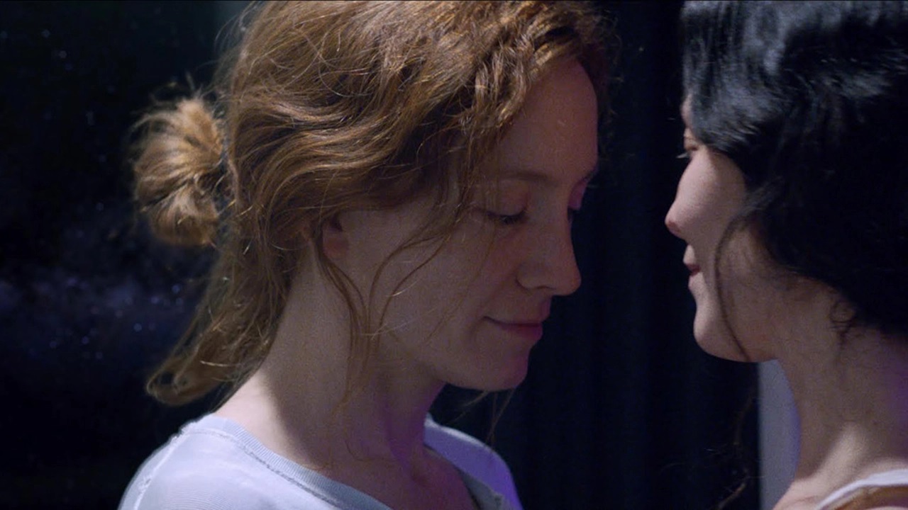 Mimaroben (Emilie Jonsson) and her lover Isagel (Bianca Cruzeiro) in Aniara (2018)