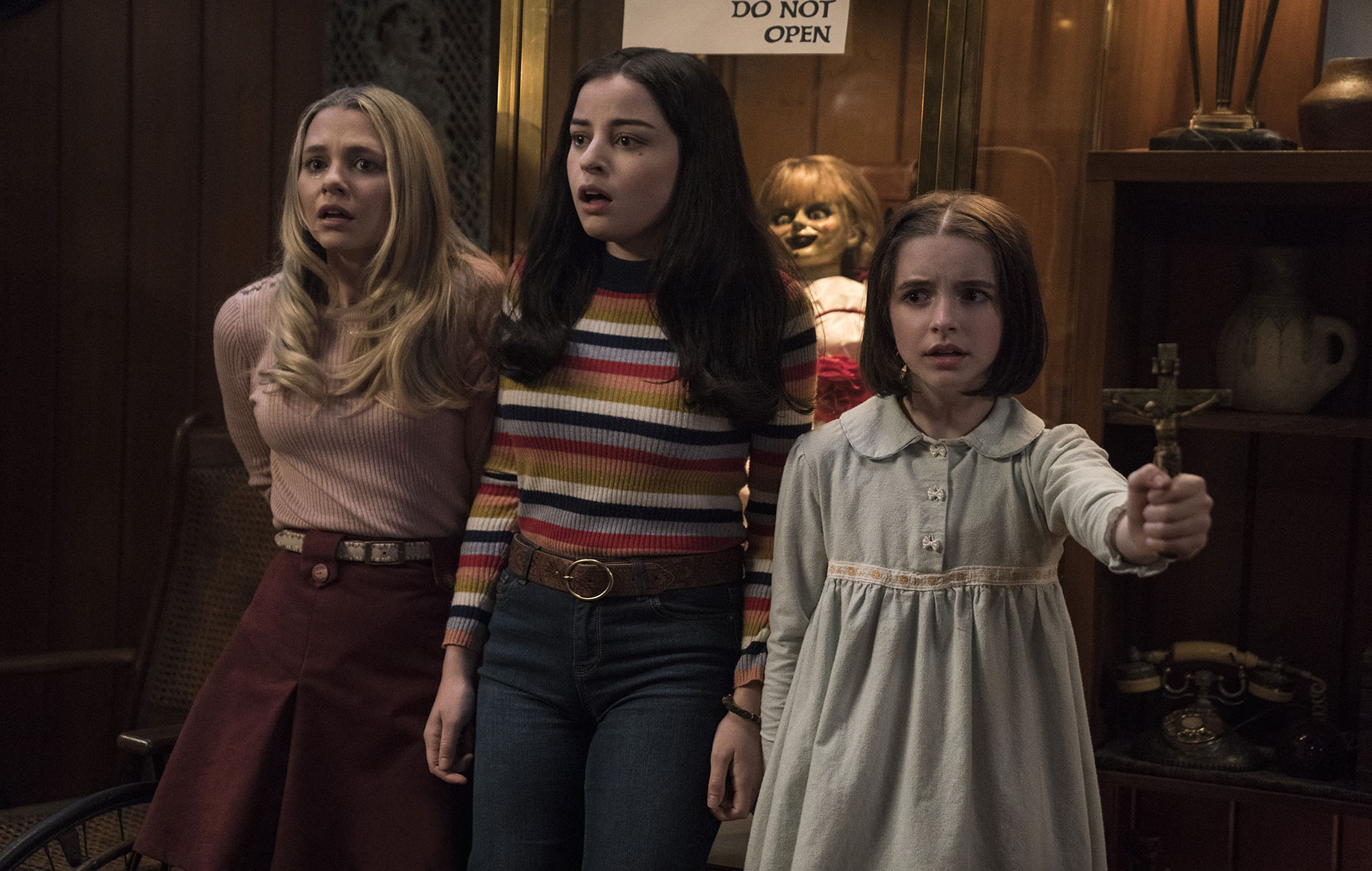 (l to r) Babysitter Madison Iseman, friend Katie Sarife and Judy Warren (McKenna Grace) in Annabelle Comes Home (2019)