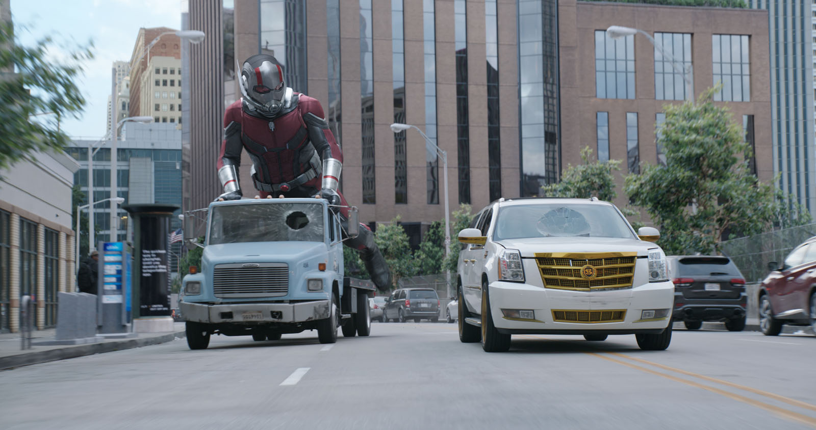 Big and small chases through the streets in Ant-Man and the Wasp (2018)